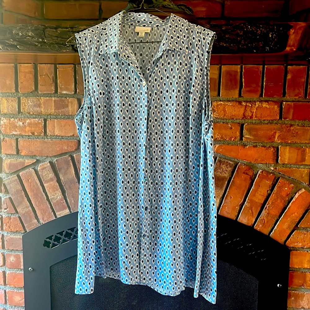 Just in time for summer! J Jill sleeveless button front rayon top.